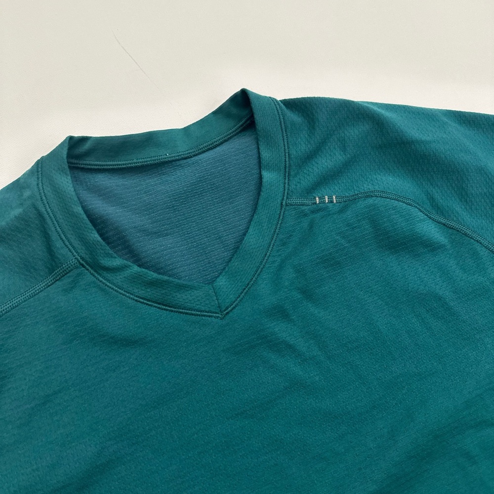 Lululemon Metal Vent V-neck - Picture 2 of 3